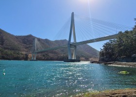 바닷가에서 바라본 사량대교